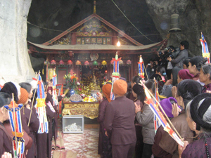 Lễ hội chùa Hang (xã Yên Trị) luôn được tổ chức trang trọng, đúng truyền thống và chấp hành nghiêm quy định của pháp luật.
